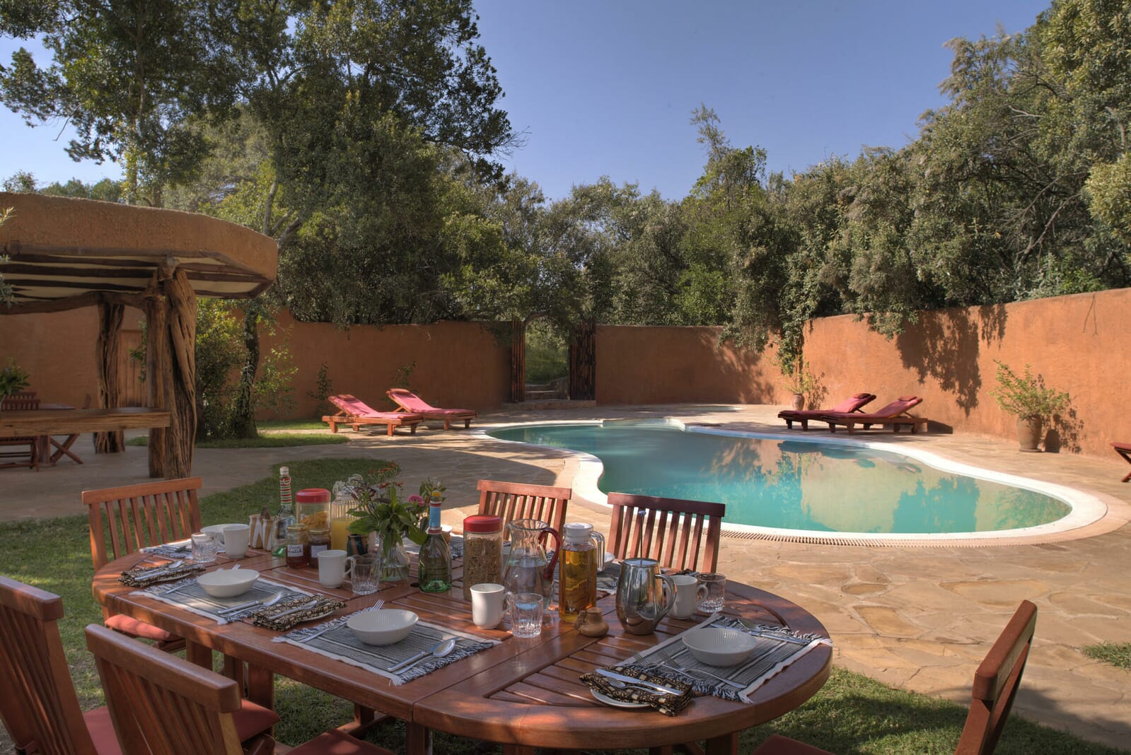 Acacia-House-Lunch-at-the-pool-scaled