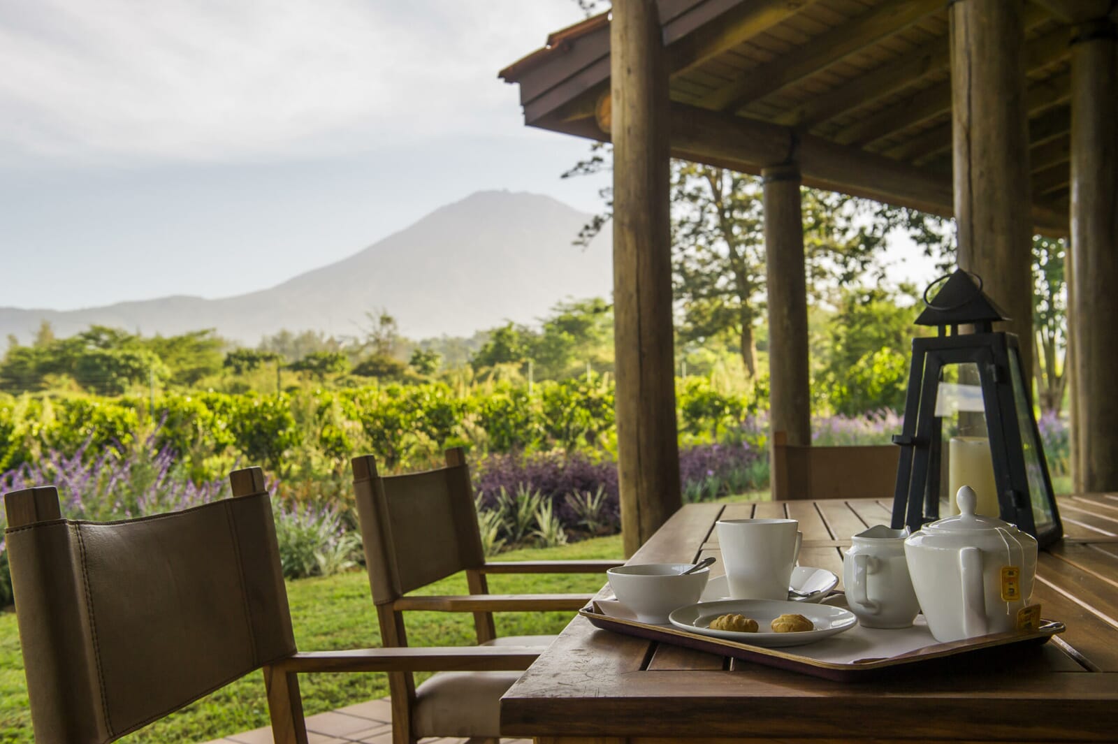 legendary_expeditions_-_legendary_lodge_-_cottage_outdoor_dining_21-scaled