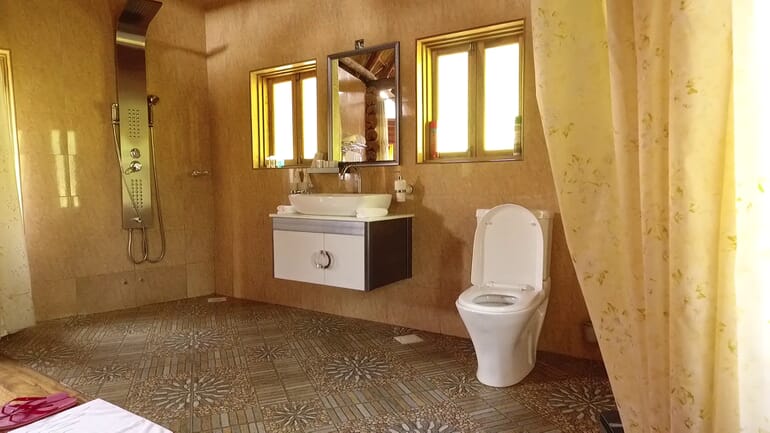 Trackers Safari Lodge Uganda bathroom